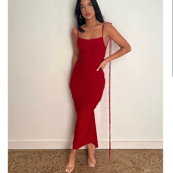 Melani red dress - Backless/ Low Back - Picture 3 of 8